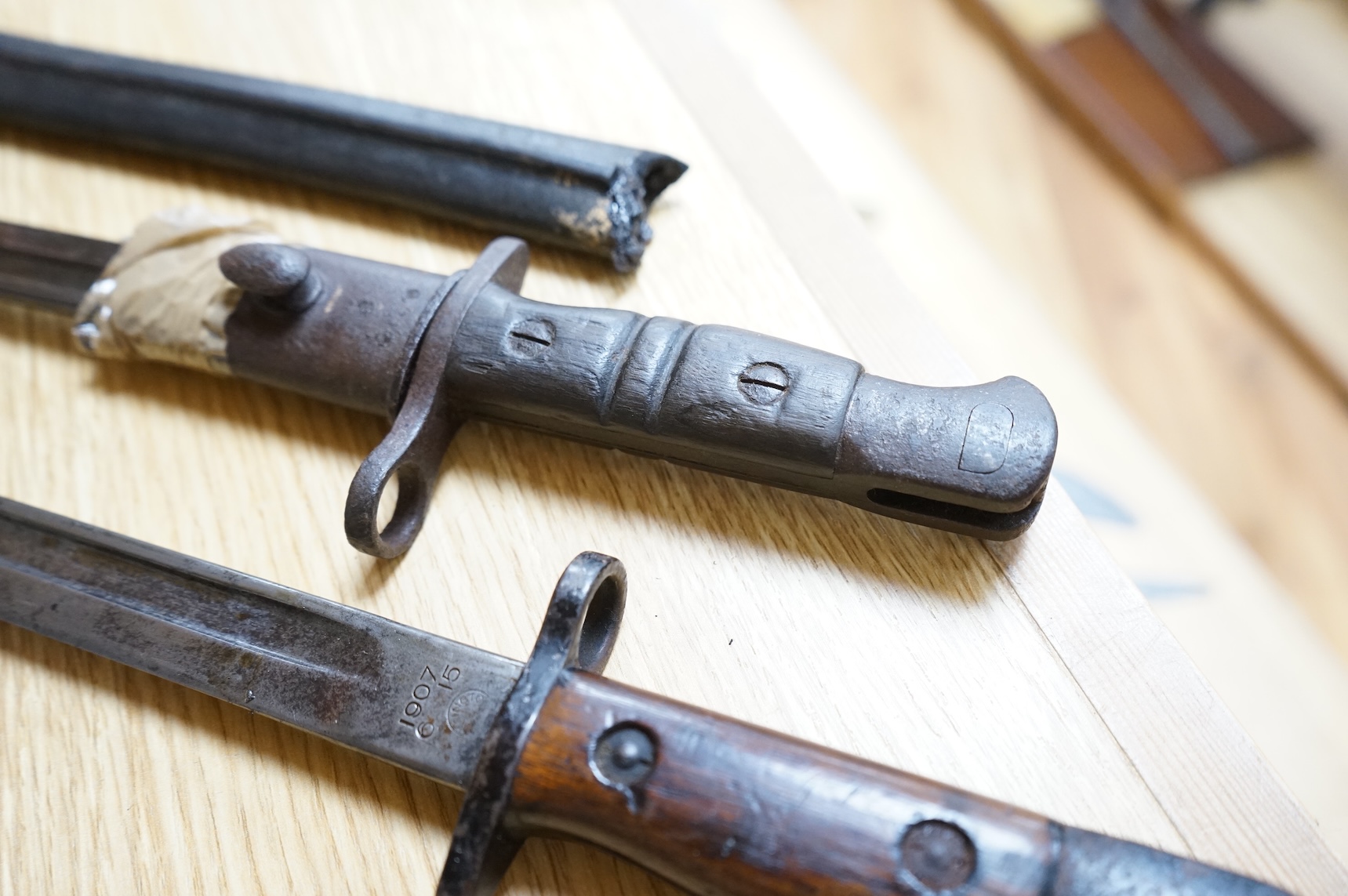Two early 20th century British bayonets; a 1907 pattern bayonet, together with a 1913 pattern bayonet, both by Remington